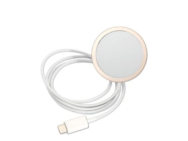 Guess Bundle Pack MagSafe 4G - kotelo + laturi MagSafe iPhone 13 Pro (musta/kulta)