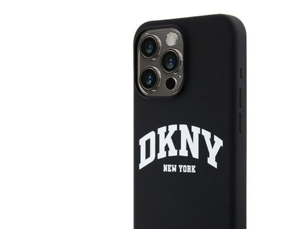 DKNY DKHMP13XSNYACH iPhone 13 Pro Max 6,7" hardt deksel i svart Liquid Silicone Printed Logo MagSafe