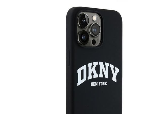 DKNY DKHMP13XSNYACH iPhone 13 Pro Max 6,7" hardt deksel i svart Liquid Silicone Printed Logo MagSafe