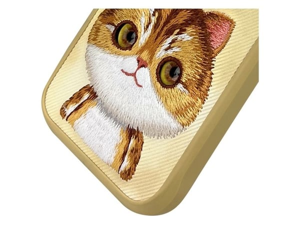 Nimmy Apple iPhone 16 Pro 6.3" dėklas telefonui haki spalvos Big Eyed Pet 2.0 Cat Isosilmäinen lemmikki 2.0 Cat