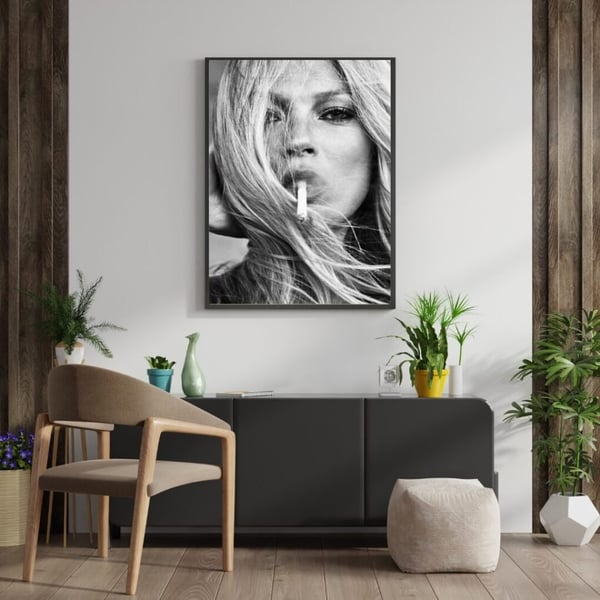 Kate Moss Rökning Poster 50x70 cm – Ikonisk Fashion Affisch | Mode Väggkonst