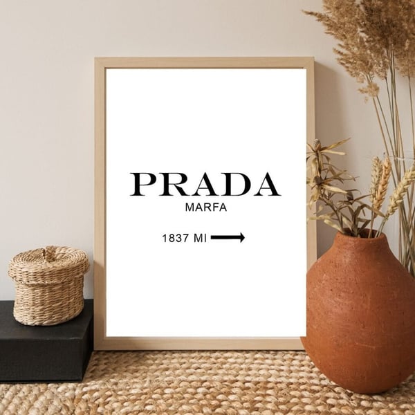 Prada Text Poster 50x70 cm – Fashion Affisch | Stilren Mode Väggkonst