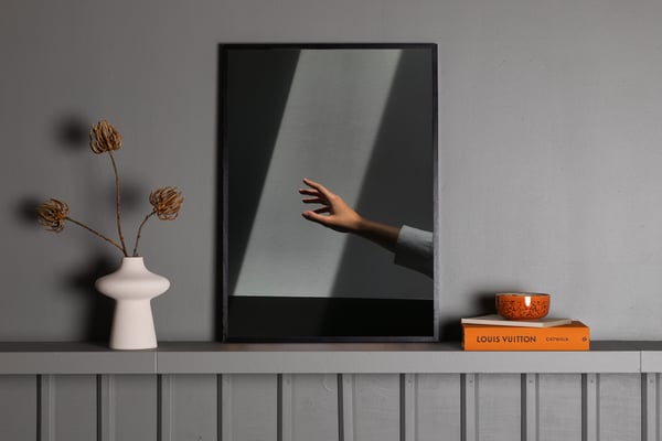 Juliste, Reaching Hand, 70x100 cm, Harmaa