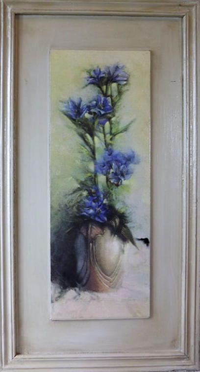 Malerisamposition af marineblå blomster i vase 30 x 56 cm
