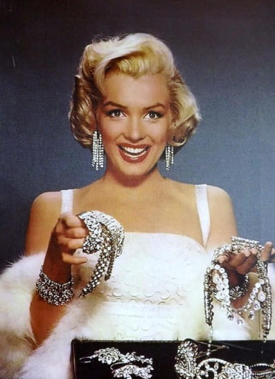 Målning av Marilyn Monroe med smycken på duk, 35 cm x 25 cm