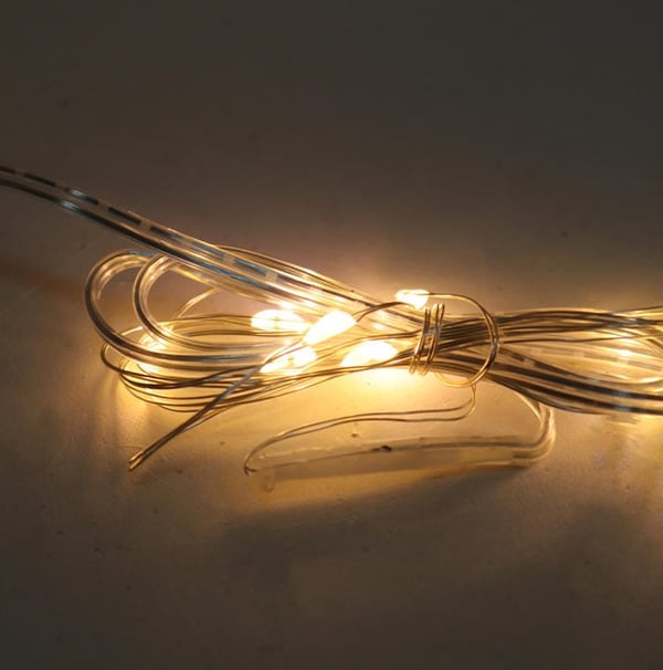 Hvid julegirlande med 100 LED-dråbelys, batteridrevet, energibesparende, på formtråd