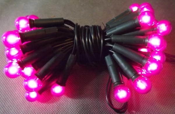 Set med 50 lila pärlklotlampor på 3m grön kabel 220V-240V för inomhusbruk Set med 50 lila pärlklotlampor på 3m grön kabel 220V-240V för inomhusbruk