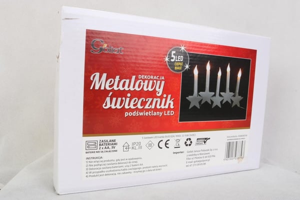 Valkoinen metallinen kynttilänjalka viidellä LED-tähdellä ja paristokäyttöinen