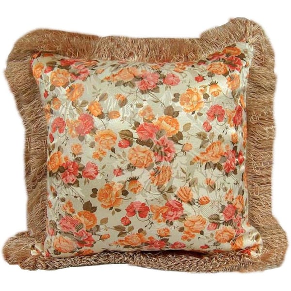 Elegant satinpudebetræk med blomstermønster i creme og orange farver Elegant satinpudebetræk med blomstermønster i creme og orange farver