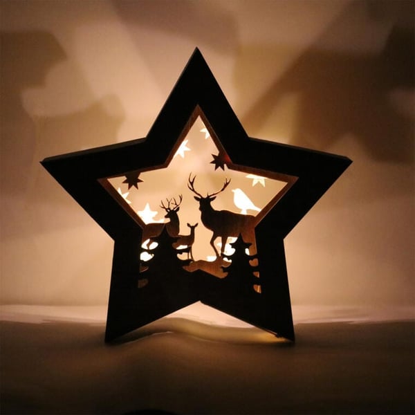 Valokoriste 10 LED puinen tähti poroilla 24 CM
