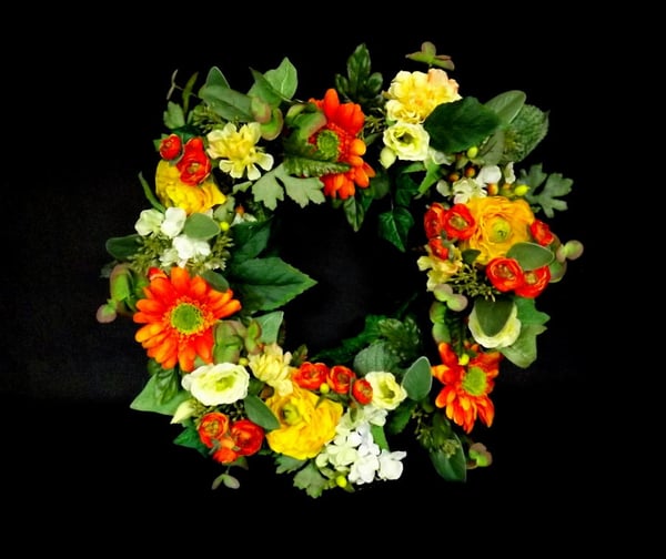 Elegant dekorativ krans av konstgjorda blommor 35 cm
