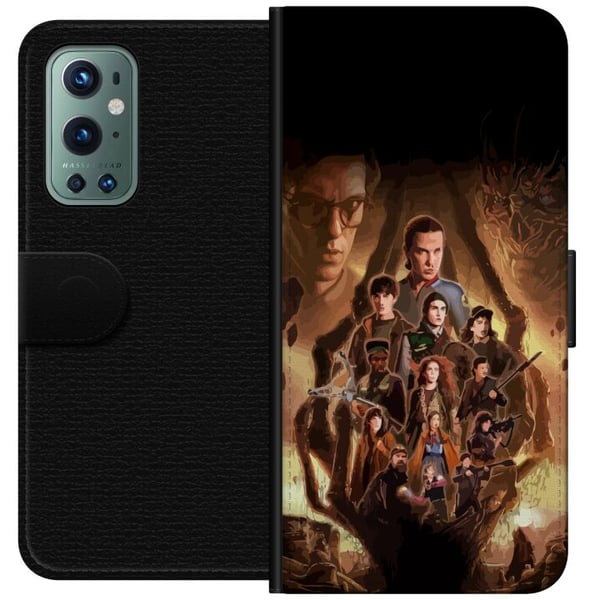 Kompatibelt Lommeboketui til OnePlus 9 Pro Stranger Things-gruppebilde med heltene i et mørkt fantasimiljø og en truende skapning