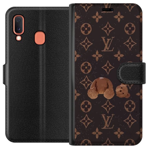 Kompatibelt Plånboksfodral till Samsung Galaxy A20e Lyxigt monogrammönster med trasig nalle i mörk modeinspirerad estetik Kompatibelt Plånboksfodral till Samsung Galaxy A20e Lyxigt monogrammönster med trasig nalle i mörk modeinspirerad estetik
