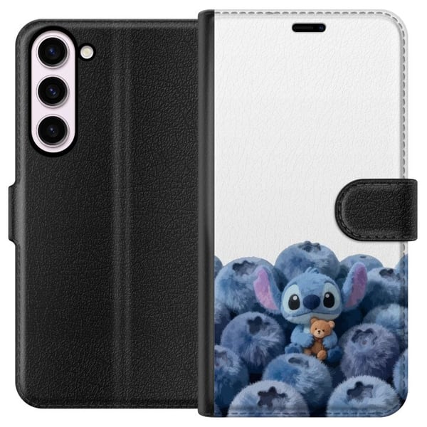 Kompatibelt Lommeboketui til Samsung Galaxy S23+ Søt blå karakter blant blåbær med en teddybjørn i en myk og leken illustrasjon for barnerom