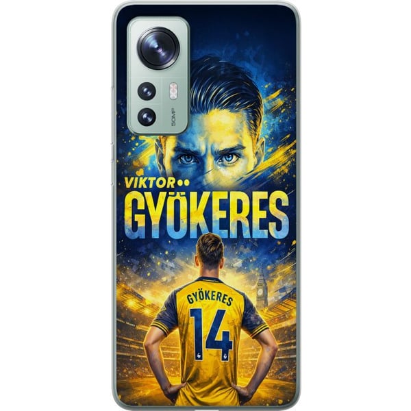 Yhteensopiva Puhelinkuori Xiaomi 12 Viktor Gyökeres -jalkapallojuliste keltaisensinisen värimaailman ja dramaattisen stadiontaustan kera, urheilukuvi