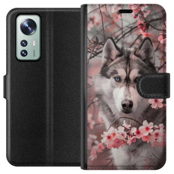 Kompatibel Tegnebogsetui til Xiaomi 12 Husky med blå øjne blandt lyserøde kirsebærblomster – smukt, naturinspireret og detaljerigt motiv.