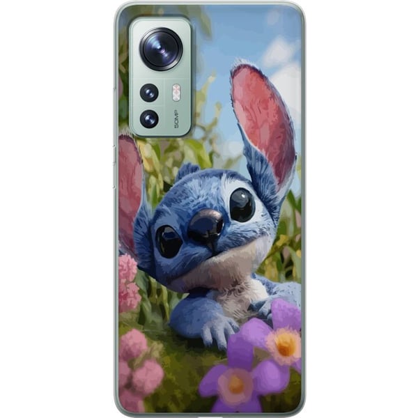 Kompatibel Mobilcover til Xiaomi 12 Blå tegnet figur inspireret af Stitch i naturlige omgivelser med blomster og et sødt udtryk, perfekt til fans af