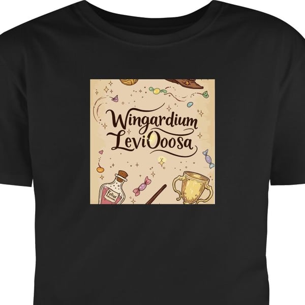 T-Shirt Harry Potter Wingardium Leviosa illustration - magisk Harry Potter tema med tryllestav, Snitch og hatt Svart Liten