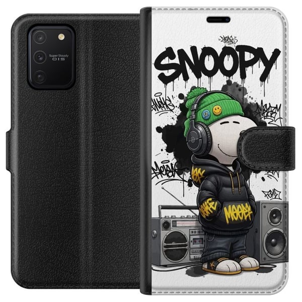 Kompatibelt Lommeboketui til Samsung Galaxy S10 Lite Snoopy i streetwear med hodetelefoner og graffitistil står ved siden av en boombox og smiler bre Kompatibelt Lommeboketui til Samsung Galaxy S10 Lite Snoopy i streetwear med hodetelefoner og graffitistil står ved siden av en boombox og smiler bre