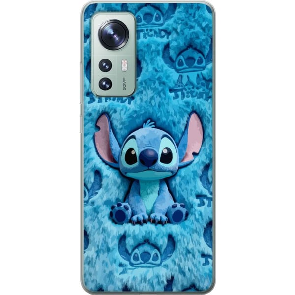 Kompatibelt Mobildeksel til Xiaomi 12 Stitch sitter på et fluffy blått mønster med ansiktet og ørene sine gjentatt som tekstur, noe som skaper et søt
