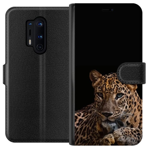 Kompatibel Tegnebogsetui til OnePlus 8 Pro Stilren leopard i mørk kontrast med intense øjne – kraftfuldt og elegant dyredesign.