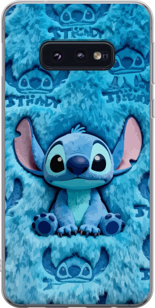 Yhteensopiva Puhelinkuori Samsung Galaxy S10e Stitch istuu pörröisen sinisen kuvion päällä, jossa hänen kasvonsa ja korvansa toistuvat tekstuurina lu