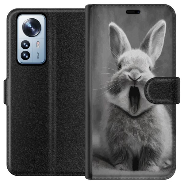 Kompatibel Tegnebogsetui til Xiaomi 12 Pro Bedårende kanin i sort-hvid sidder forfra med åben mund, som om den gaber, hvilket skaber et charmerende,