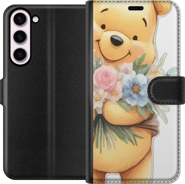 Yhteensopiva Lompakkokotelo Samsung Galaxy S23+ Nalle Puh kukkien kanssa - klassinen lasten suosikki kukkivassa keväisympäristössä