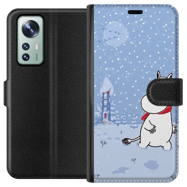 Yhteensopiva Lompakkokotelo Xiaomi 12 Hahmo seisoo rauhallisessa talvimaisemassa, jossa sataa lunta. Siniset sävyt ja kuu luovat rauhaa, harmoniaa ja