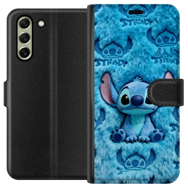Kompatibelt Lommeboketui til Samsung Galaxy S21 FE 5G Stitch sitter på et fluffy blått mønster med ansiktet og ørene sine gjentatt som tekstur, noe s