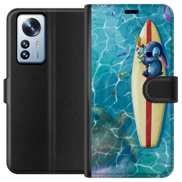 Kompatibel Tegnebogsetui til Xiaomi 12 Pro Stitch, der hviler på et surfbræt i turkis vand i sommerlig stil