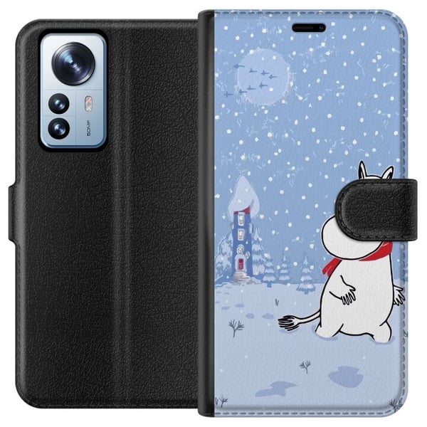 Kompatibel Tegnebogsetui til Xiaomi 12 Pro Figur står i et roligt vinterlandskab med snefald, blå toner og en måne, der skaber ro, harmoni og en blid