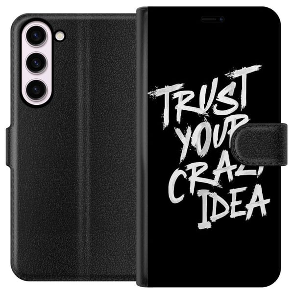 Kompatibelt Lommeboketui til Samsung Galaxy S23+ Svart-hvitt tekstdesign med budskapet Trust Your Crazy Idea i kraftfull penselstil som inspirerer ti