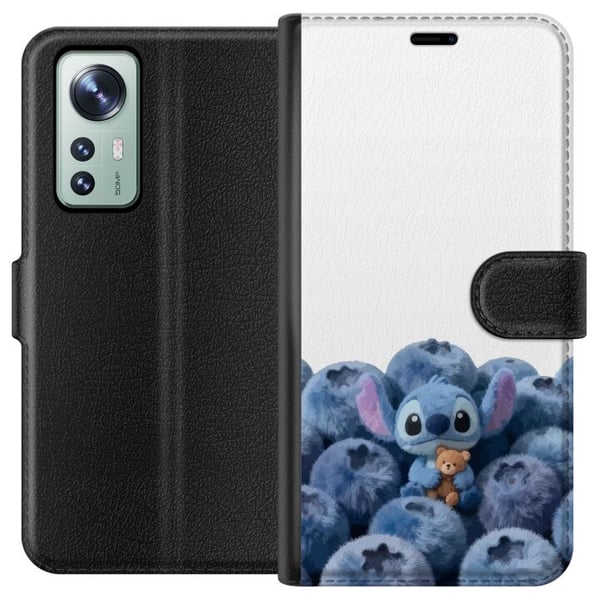Yhteensopiva Lompakkokotelo Xiaomi 12 Söpö sininen hahmo mustikoiden keskellä nallen kanssa pehmeässä ja leikkisässä kuvituksessa lastenhuoneeseen