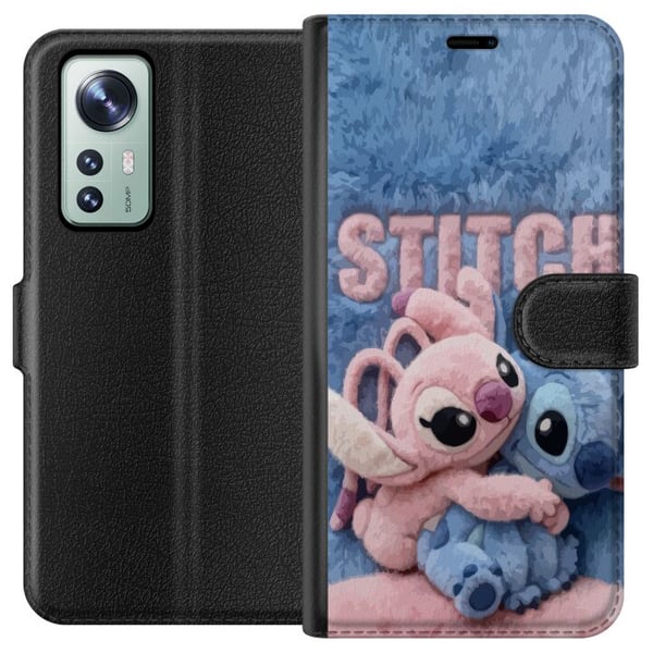 Kompatibel Tegnebogsetui til Xiaomi 12 De fluffy Stitch og Angel krammer hinanden på et blødt, pelsagtigt underlag med pastelfarver, der skaber en va