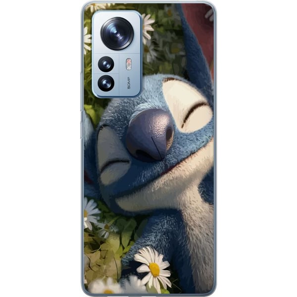 Kompatibel Mobilcover til Xiaomi 12 Pro Stitch, der falder i søvn på en margueriteng, hvor det bløde lys og naturens ro skaber en varm og afslappende