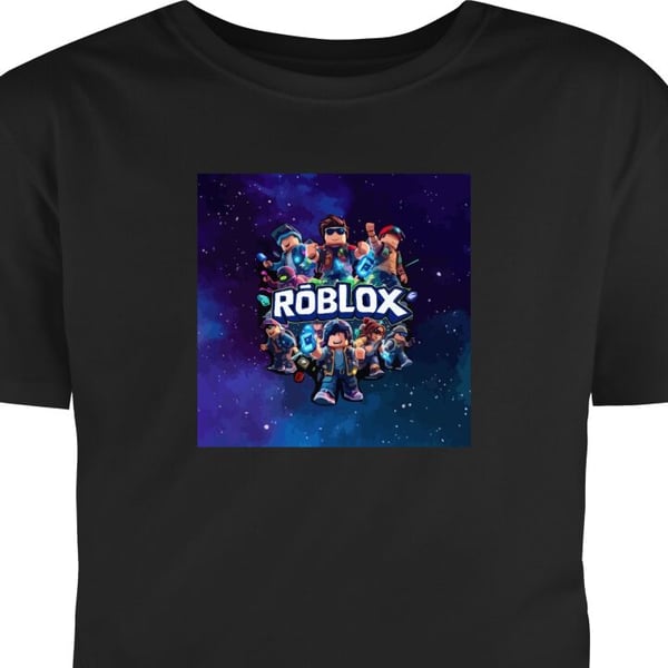 Barn T-skjorte Roblox spillestil med avatarer, galaksebakgrunn i blått og lilla toner, populær Roblox-stil, episk cartoon-look perfekt for spillentus