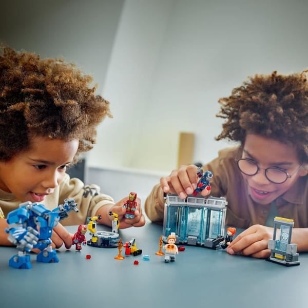 LEGO Marvel 76315 Iron Man Laboratory: Hall of Armor - Leget�j til drenge, 8 �r gammel