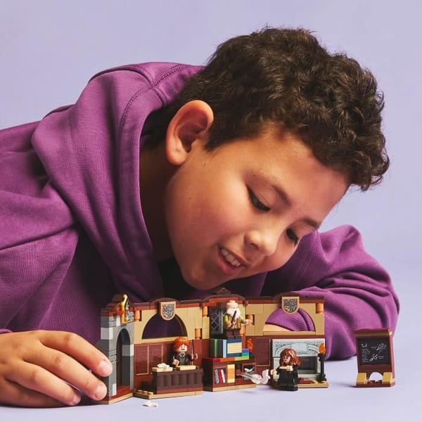 LEGO Harry Potter 76442 Tylypahkan linna: Loitsuluokka � Ker�ilij�n lelu