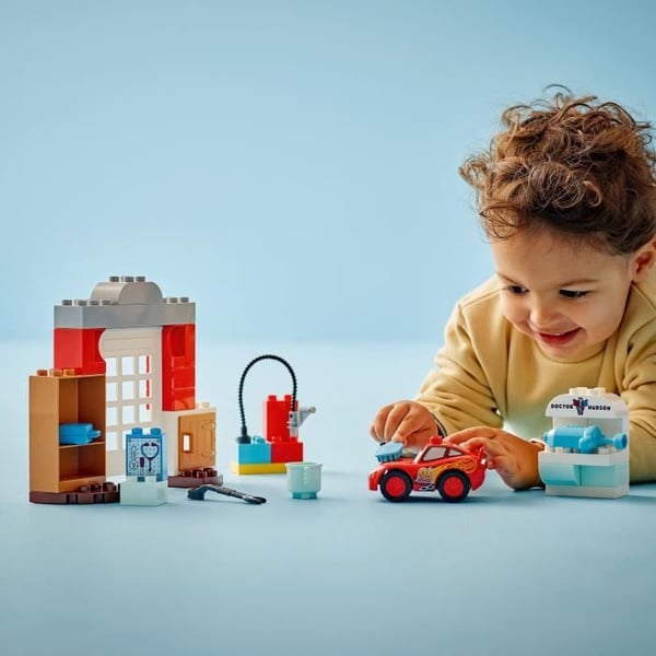 LEGO DUPLO � Disney og Pixar Biler 10456 McQueens bes�g i Docs garage - Spil i 2 �r