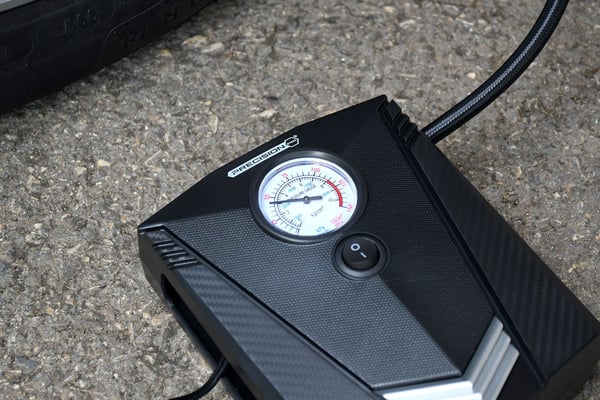12 V minikompressori - PRECISION STEEL - 8 baaria - Presta-, Schrader- ja neulaliittimet - 3 m letku - 100 W - LED-taskulamppu