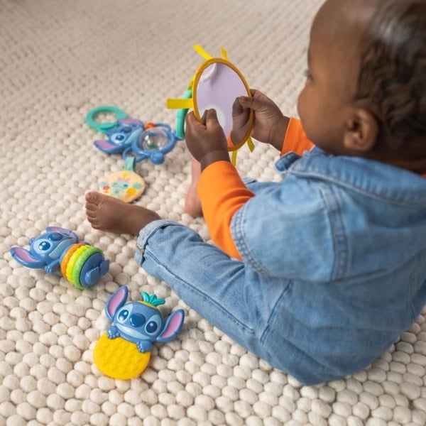 DISNEY BABY - STITCH - Syntym�lahjasetti - 4 vastasyntyneen lelua, Helistin, Purulelu, Moniaistilliset lelut