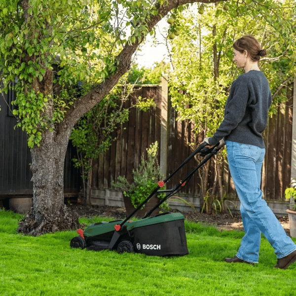 BOSCH akkuruohonleikkuri - ROTAK18V-32 - Leikkuuleveys: 32 cm - 35 litran ruohonker�yspussi, silppuava lis�laite, akku ja laturi