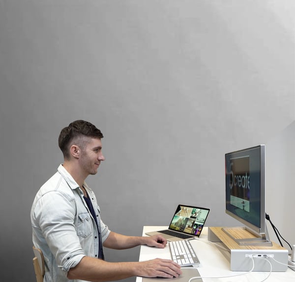 j5create JCT425-N Skærmstativ af træ med dockingstation