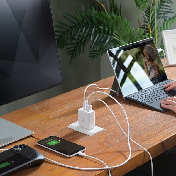 j5create 65W GaN USB-C 3-portars reseladdare med utbytbara AC-kontakter och USB-C-kabel
