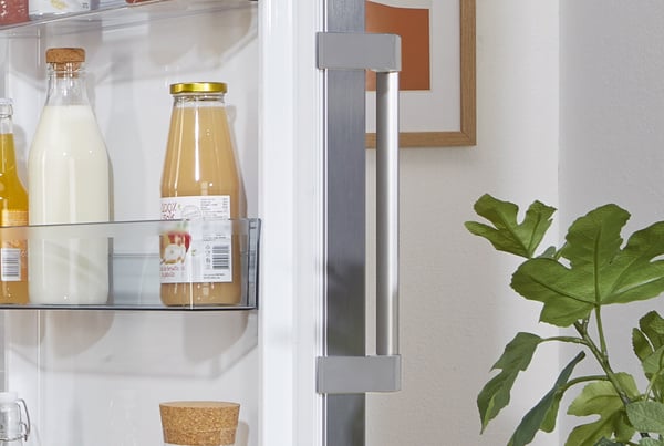 Gorenje Fritstående køleskab med stor kapacitet til daglig opbevaring. Dynamic Air og ventilatorassisteret køling sikrer jævne temperaturer, mens to CrispZone skuffer holder frugt og grøntsager friske og velorganiserede.