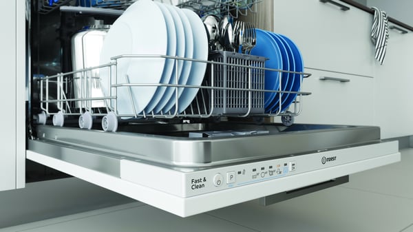 Indesit IN2IE14CNP80 Fuldt indbygget 14 kuverter