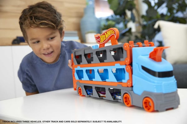 Hot Wheels City Speedway Hauler-långtradare med 3 bilar i skala 1:64 för barn som är 4 till 8 år