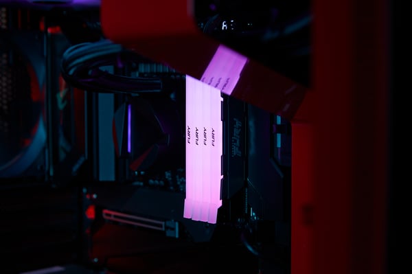 Kingston Technology FURY 16 Gt 3200 MT/s DDR4 CL16 DIMM (2 kpl:n pakkaus) Renegade RGB