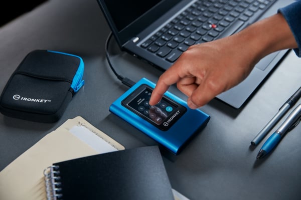 Kingston IronKey Vault Privacy 80 - SSD - krypterad - 960 GB - extern (bärbar)